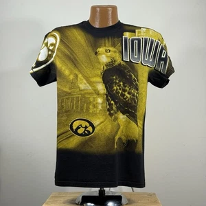 Camiseta Iowa Hawkeyes Estampado Completo Go Hawks Envoltura Negra Para Hombre Talla (19x26) - Imagen 1 de 11