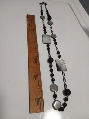 Collar largo único de la Casa Blanca mercado negro concha de cadena negra Foto 1 de 4