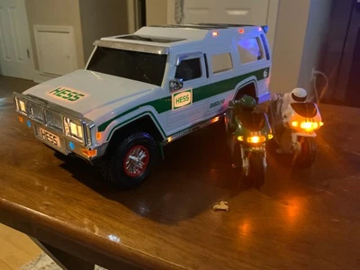 Camión Hess 2004 vehículo utilitario deportivo y 2 motocicletas nuevo en caja. ¡LAS LUCES FUNCIONAN! Foto 1 de 3