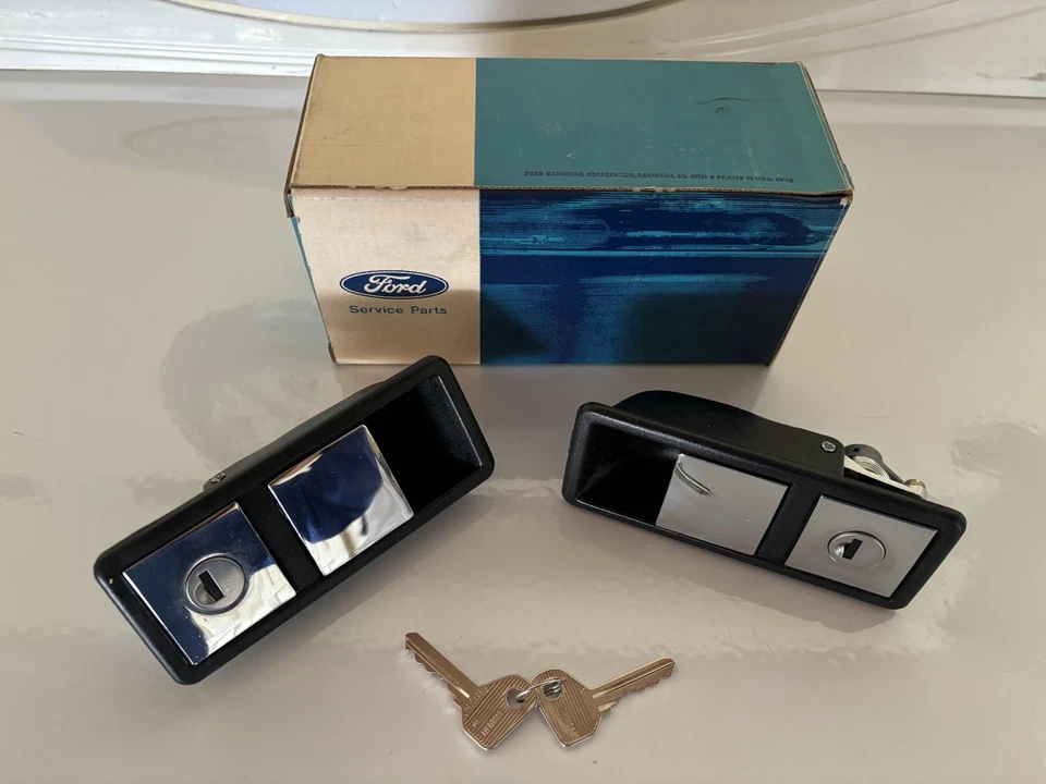 PIEZAS DETOMASO PANTERA 71-74: MANIJAS DE PUERTAS EXTERIORES CON LLAVES (NOS) Foto 1 de 1