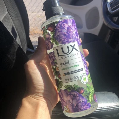 12 Bottles Of LUX  Fig Extract & Geranium Oil Shower Gel Body Wash 550ml, Bulk - Image 1 of 3