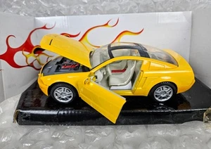 American Graffiti 1:24 2004 Mustang Concept Yellow Hard Top T Tops RARE MOTORMAX - Picture 1 of 9