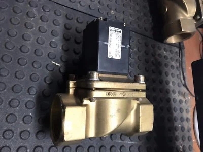 BURKERT 0290 A 3/2 FPM BR NPT3/2 PMAX174PSI 12V 直流 120/10W 电磁阀 — 第 1/4 张图片
