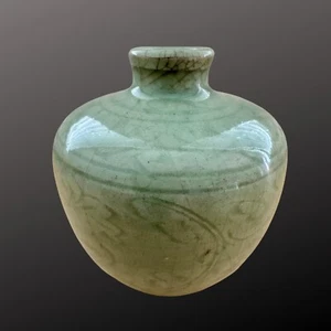 Song Dynasty Longquan Celadon Vase – Timeless Elegance - Picture 1 of 7