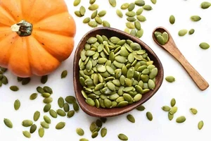 PUMPKIN SEEDS / PEPITAS/ PUMPKIN KERNELS - FREE POST - Vaccum Packed - Bild 1 von 1