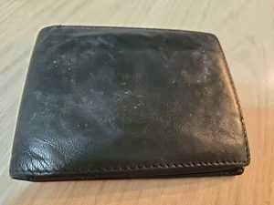 CLEARANCE STEVE MADDEN Men Black Leather Bifold Wallet Pre-owned Used Condition - Picture 1 of 4