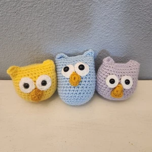 3 gufi all'uncinetto peluche piccolo mini regalo bambino morbido giallo blu viola  - Foto 1 di 3