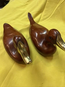Pair of walnut Or Other Hard Wood ducks with brass beaks - Picture 1 of 9