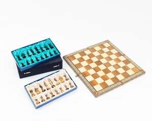 Set scacchi vintage intagliati a mano con scacchiera pieghevole intarsiata 15,75" x 7,75" x 1,5" - Foto 1 di 6