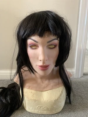 Maschera femminile in silicone platino horror halloween con parrucca nera - Immagine 1 di 4