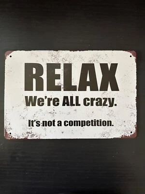 Relájate, todos estamos locos. It's Not a Competition - Letrero de hojalata 8X12 aspecto vintage Foto 1 de 4