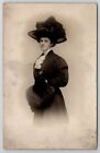 RPPC joli portrait de femme victorienne grand chapeau manchon photo carte postale M28