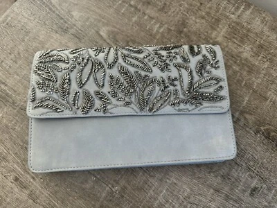 Bolso sin asas de gamuza sintética Abercrombie & Fitch bordado estrás con cuentas Foto 1 de 4