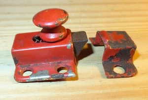 Antiguo pestillo de cerradura de perno redondo de puerta de gabinete de gelatina de metal rojo vintage con guardián - Imagen 1 de 8