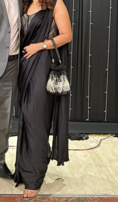 Самый красивый Prestitched вручную бисером креп черный сари с корсет блузка - Изображение 1 из 4