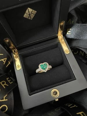 Anillo de diamantes y esmeraldas Muzo del Viejo Mundo Kat Florence de 2,04 quilates en oro amarillo de 18 k Foto 1 de 4