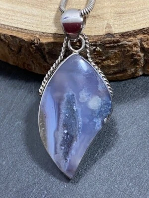 Design Anhänger Chalcedon (lila), Freeform, 4,8cm, platiniert Silber Moosachat - Bild 1 von 4