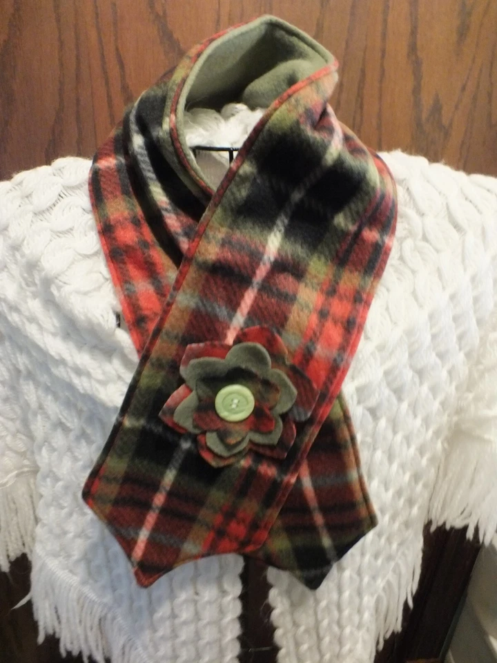Bufanda polar reciclada reutilizada hecha a mano flor oliva negro rojo cierre a presión Foto 1 de 2