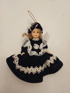 Vintage DG Creations Porzellan Puppe Weihnachtsschmuck dunkelblau Kleid blond - Bild 1 von 2