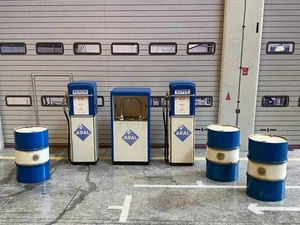 Tankstelle Diorama bestehend aus 2 Tankzapfsäulen + 1 Ölspender + 3 Fässern 1:18 - Bild 1 von 2