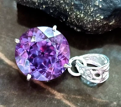 Colgante de piedras preciosas naturales de plata 925 con certificación de alejandrita cambio de color de 36,50 quilates Foto 1 de 4