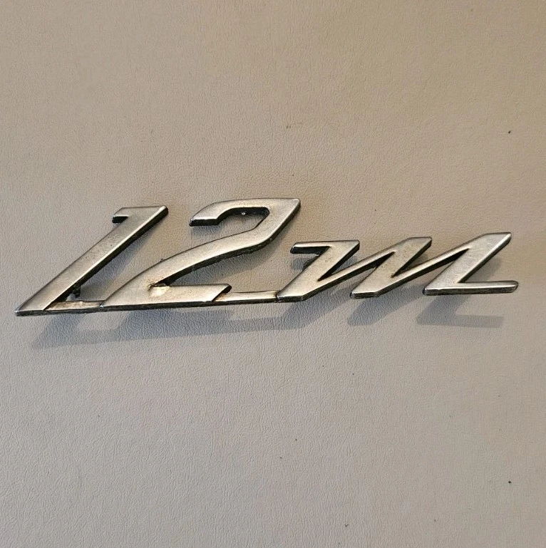 Ford Taunus 1959-1962 emblema de guardabarros de metal "12M" - como se quitó - P/N - 11452404 Foto 1 de 4