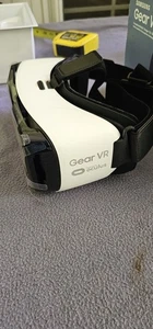 Samsung Gear VR Powered by Oculus - New, Open Box - Picture 1 of 7