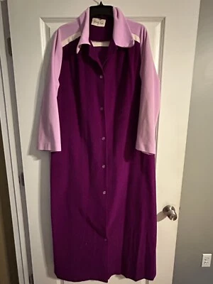 Bata vintage Vanity Fair talla 38 púrpura claro oscuro con vellón a rayas crema Foto 1 de 4