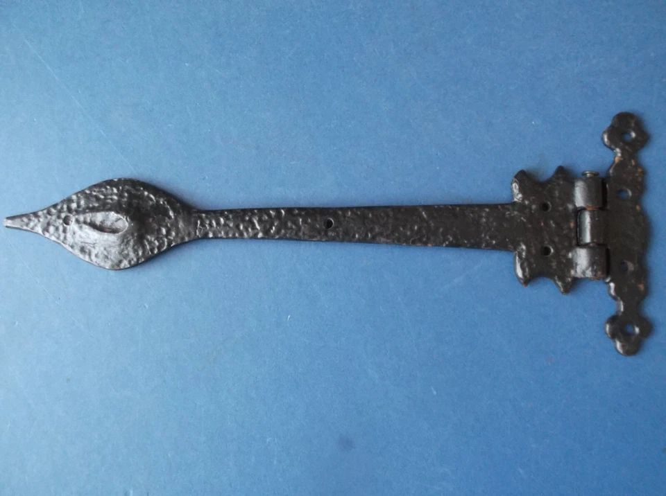 Elegant Edwardian Iron Bracket for door/gate with Hinge 27.4cm long - Image 1 of 4