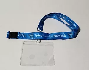 DISNEY HOLIDAY CLUB MEMBRO CORDINO BLU 18" con SUPPORTO TRASPARENTE MAI USATO - Foto 1 di 1