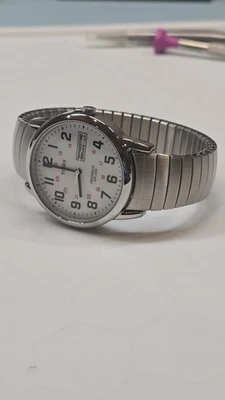 Timex Easy Reader T20461, White Dial Quartz Men's Watch Stretch Stainless Band - Image 1 of 4