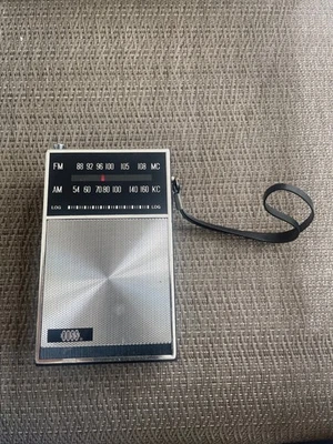 Radio electrónica AM/FM de estado sólido Ross modelo RE-7012 + caja original Foto 1 de 4