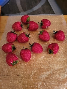 13 Vintage Weihnachtsschmuck rot gezuckert mattiert Glitzer Erdbeere - Bild 1 von 12