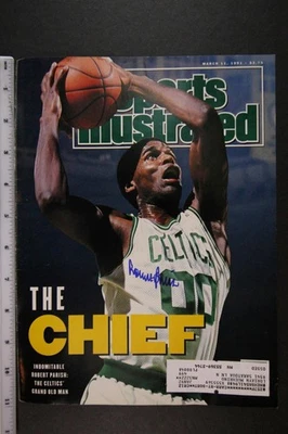 HOFer ROBERT PARISH (CELTICS) AUTOGRAPH SPORTS ILLUSTRATED MAGAZINE PHOTO~ - Image 1 of 2