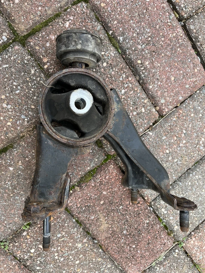 2011-2013 TOYOTA COROLLA  gearbox mount bracket - Image 1 of 4