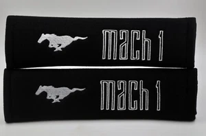 2 piezas (1 par) almohadillas bordadas para cinturón de seguridad Ford Mustang Mach 1 blancas sobre negras - Imagen 1 de 1