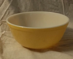 Vintage PYREX 403 Yellow 2.5 Qt. Mixing Nesting Bowl Made in USA - Picture 1 of 9