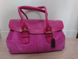 Coach Handtasche Wildleder rosa mit Anhänger mittelgroß aus Japan Damen Freizeit - Bild 1 von 12