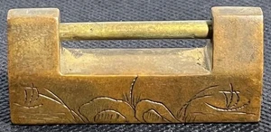Ancien cadenas coffre serrure laiton motifs symboles chinois sans clé - Photo 1/7