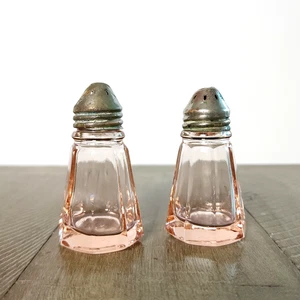 Hazel Atlas Pink Depression Glass Salt and Pepper Shakers - Picture 1 of 8