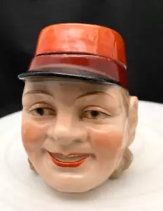 ANTIGUO RARO ANTIGUO TARRO DE TABACO DE PORCELANA POLICROMADA, FORMA DE CABEZA MILITAR c1900 en muy buena condición - Imagen 1 de 6