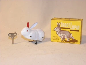JOUET ANCIEN EN PLASTIQUE MECANIQUE WAMOO MARSEILLE JANOT LAPIN NEUF AVEC BOITE - Picture 1 of 12