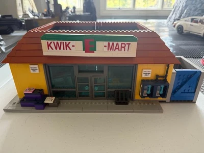 LEGO The Simpsons: Kwik-E-Mart (71016) - image 1 of 4