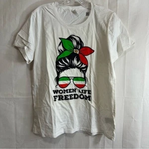 Maglietta Unisex Life Freedom Free Iran Messy Bun Bandiera Iraniana Grande - Foto 1 di 12