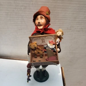 Figura de Navidad Byers' Choice The Carolers Gries of London Toy Merchant Man - Imagen 1 de 18