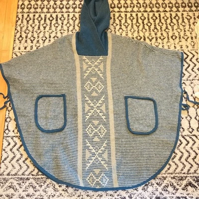 VTG Alafaoss Icewool Icelandic Wool Poncho With Hood OSFM Blue/White Snowflake - Image 1 of 4