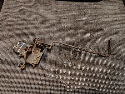 Pontiac GTO 1970 LeMans Tempest capó pestillo y manija de tracción Foto 1 de 4