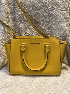 Bolsa de mão Michael Kors amarela couro saffiano Selma pequena bolsa de ombro - Imagem 1 de 4