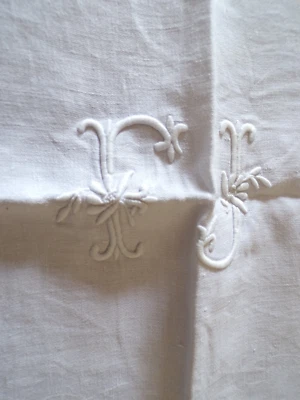 Nappe ancienne en lin damassé 1 monogramme central FJ  ( réf 5 ) - Photo 1/4