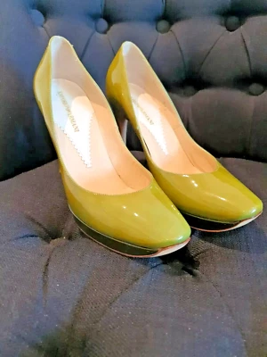 Stiletto Emporio Armani charol EU39 excelente precio de venta sugerido por el fabricante 799 USD Foto 1 de 4